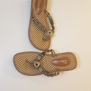 Sandals for woman.  Size: 7.
